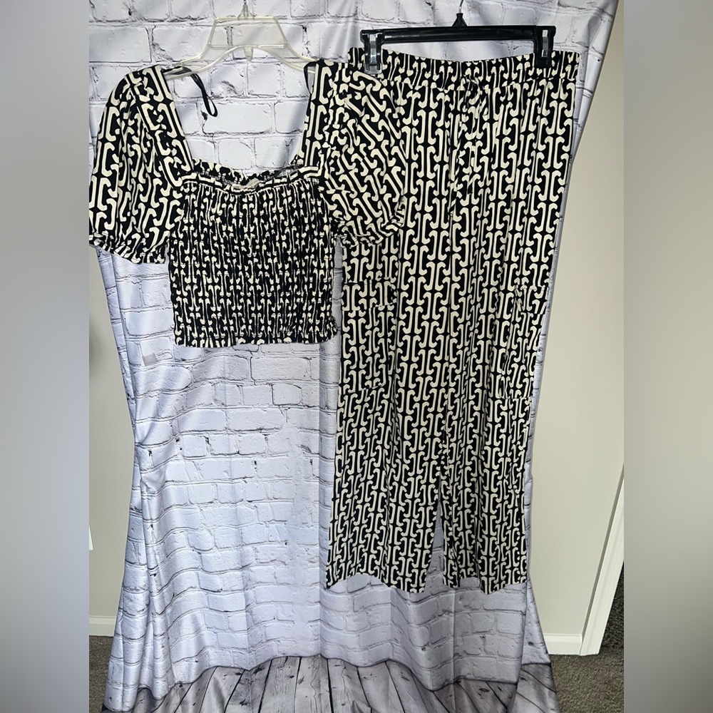 Monteau Black and White Patterned Top